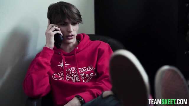 Szczupła dziewczyna nie ma nic przeciwko seksowi w trójkącie