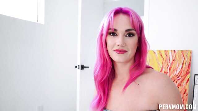 Парень подхватывает ярко-освещенную подружку.