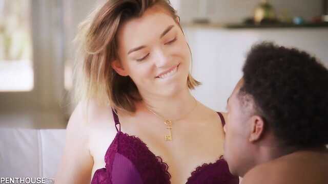 Caliente de ébano lleva a la rubia al orgasmo