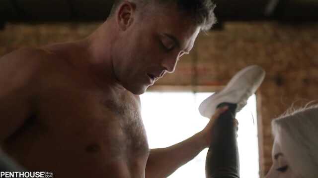 Magra e Jovem loira abre as pernas para o sexo