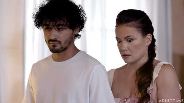 Perwersyjny facet na łóżku spuści od seksu w trójkącie