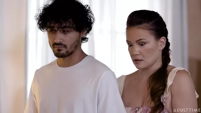 Трое в страстной драме: кудрявый парень на кровати.