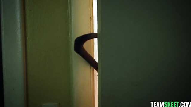 Charmante fille sur le lit éjacule de la fessée avec un homme noir