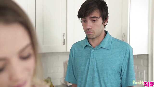 Сероглазая красотка соблазнила парня.