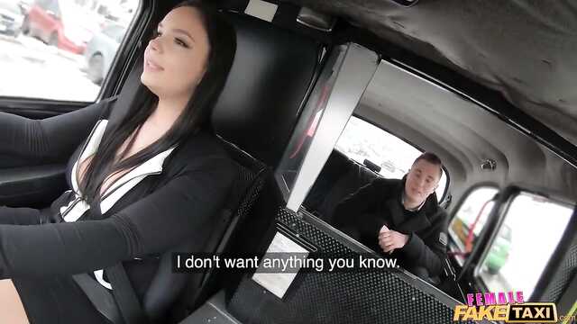 Vollbusige Taxifahrerin spreizt den Schwanz ihres Passagiers