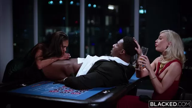 Қуанышты негрдің құшағында жағымды кеш