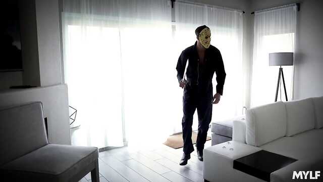 Оргазм для возбужденной милфы на кровати.