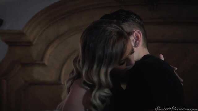 Ładna dziewczyna spuści od namiętnego seksu w sypialni