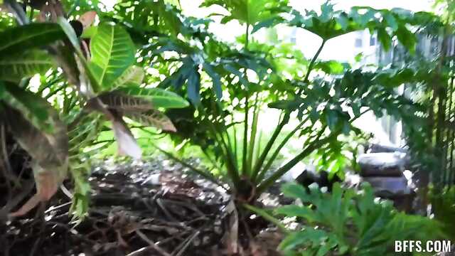 3 студентки и один полицейский: трахаются!