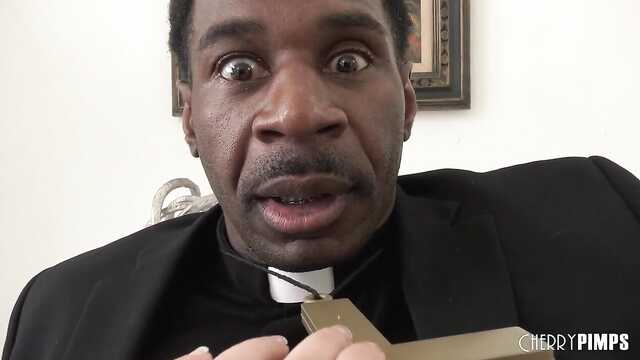 Wulgarna i wyuzdana Laska uwiodła dojrzałego pastora-murzyna na seks