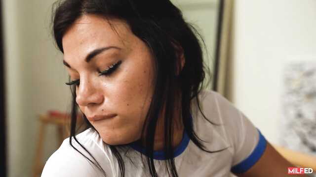 Urocza brunetka skacze cipki na kutasie i spuści