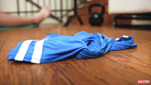 Urocza brunetka skacze cipki na kutasie i spuści