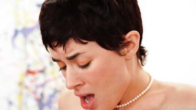 Brunetka w koralikach i z nieogoloną cipką skacze na kutasie