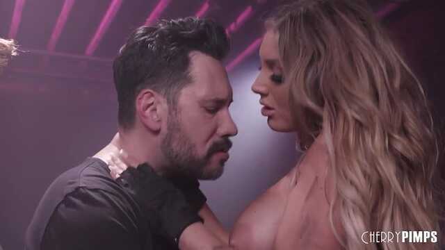 Busty Agent Kylie uwodzi związanego faceta w garażu