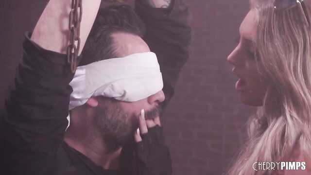 Busty Agent Kylie uwodzi związanego faceta w garażu