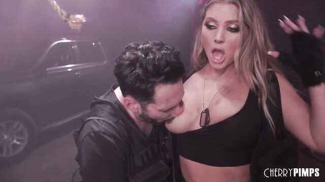 Busty Agent Kylie uwodzi związanego faceta w garażu