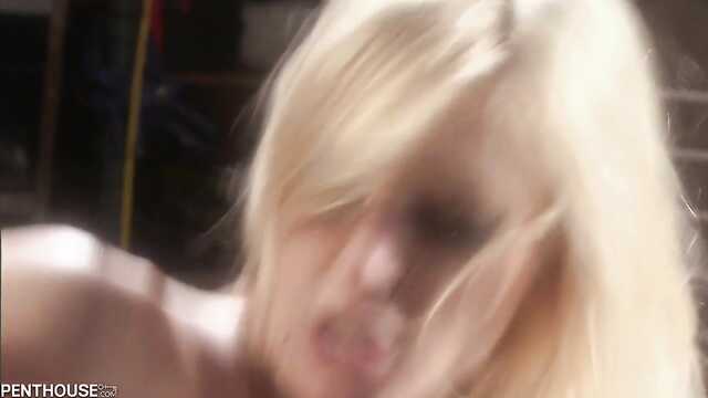 Loira no capô do carro cums de sexo com o amante