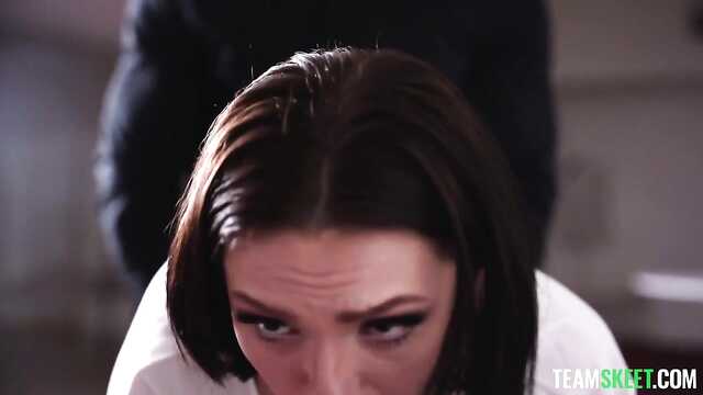 Ciemnowłosa laska w pończochach lubi seks w różnych pozach