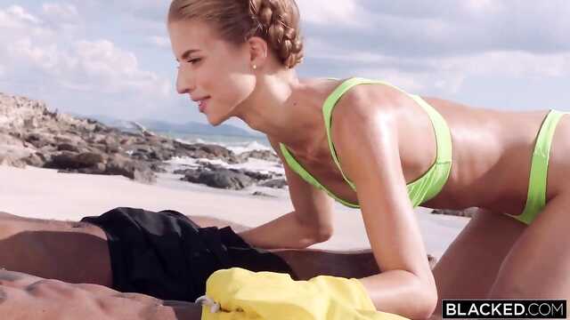 Szczupła blondynka spuści od seksu z dwoma murzynami