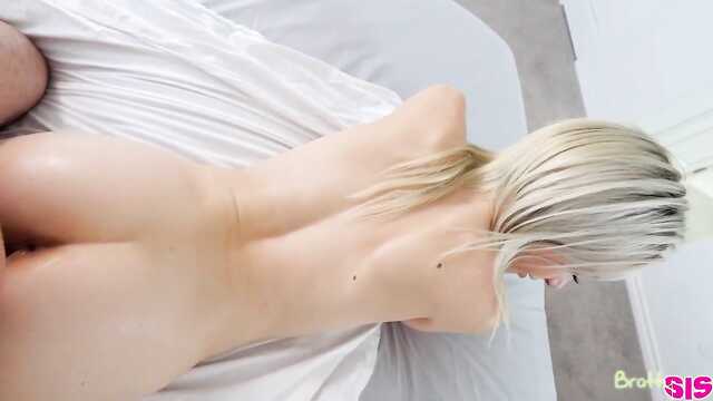 Девушка отомстила бойфренду с помощью парня.