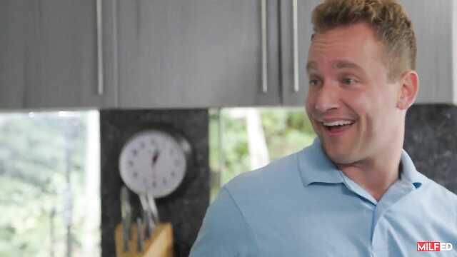 Młody chłopak na kanapie przeleciał dojrzałą kobietę