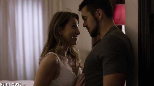 Нежный секс: любовница кончает на кровати.