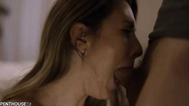 Нежный секс: любовница кончает на кровати.