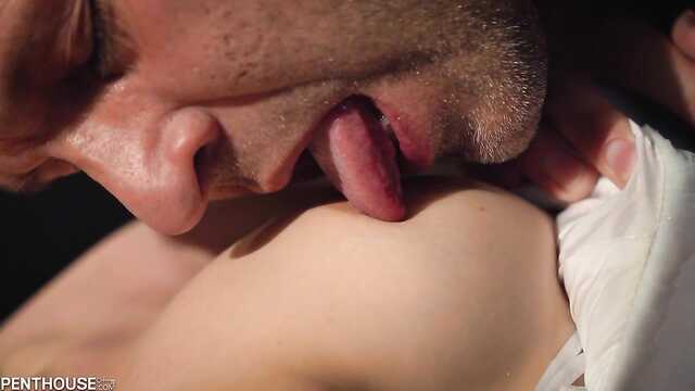 Жас келіншек пен оның күйеу жігітінің құштарлық үйлену түні