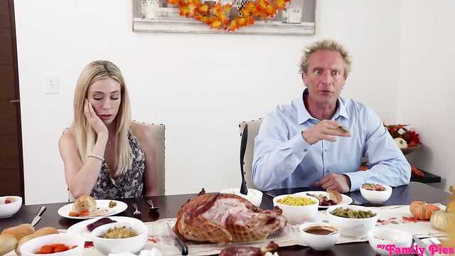 Um cara estúpido está fodendo uma Jovem asiática e sua namorada no quarto