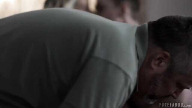 Esposa engaña a su marido y se corre de la polla joven