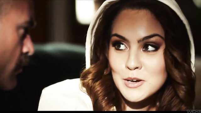 Hermoso y caliente sexo con una delgada morena