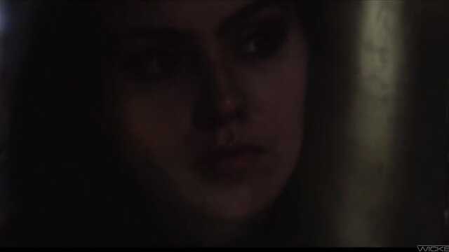 Hermoso y caliente sexo con una delgada morena