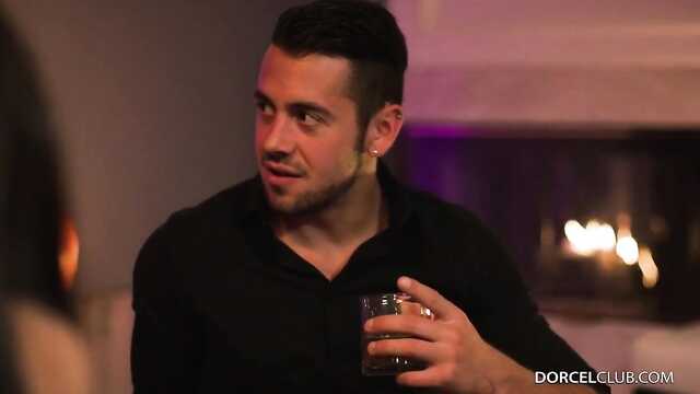 O cara na cama em uma noite trouxe as belezas ao orgasmo