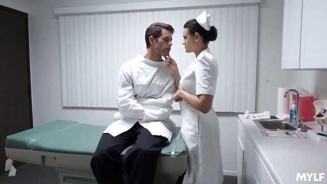 Жетілген медбике кабинетте подставляет тесік үшін порки