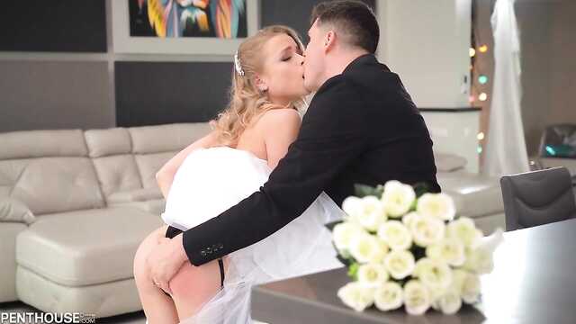 Seksowna blondynka spuści na kutasie kochanka