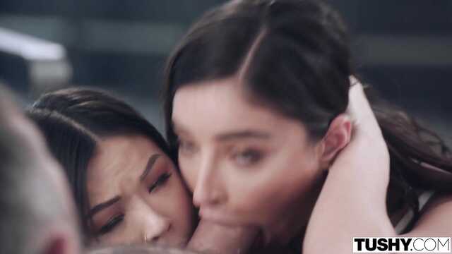 Телочка под бородатым любовником.