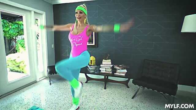 Подготовка Милфы к Сексу: Фитнес и Дырочки