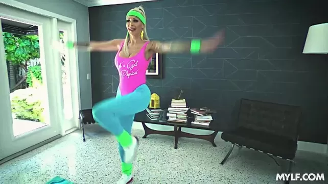 MILF depois de fitness substitui buracos para sexo