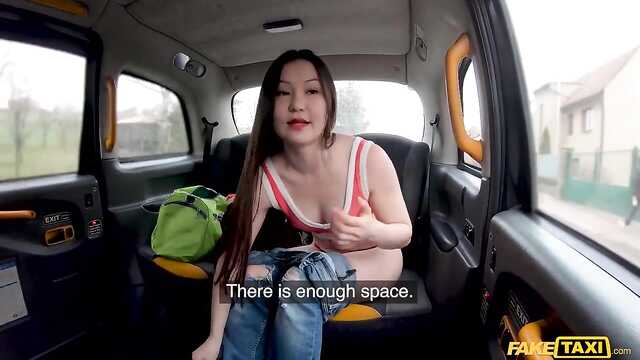 Азиатка: Секс в такси приносит удовольствие.