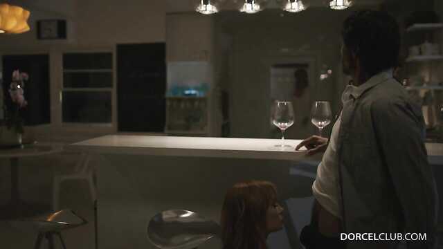 Mince Babe en bas s'empale sur la bite d'un barbu