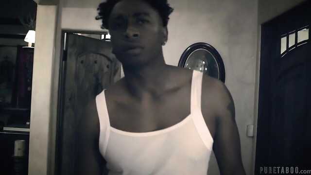 El esposo y la esposa invitaron a un hombre negro para una tórrida nalgadas