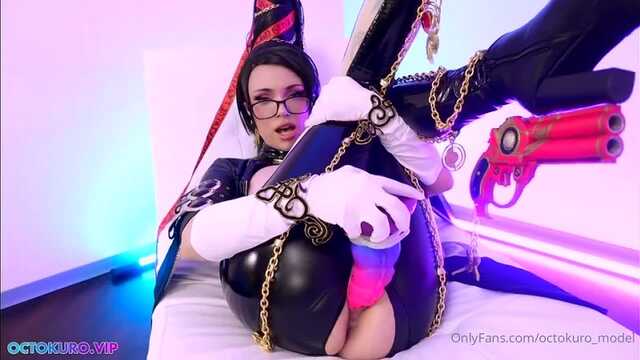 Латексная брюнетка дрочит и скачет.