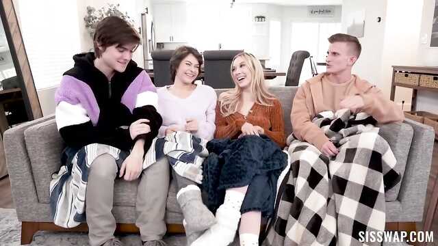 Две девушки трахаются в гостиной.