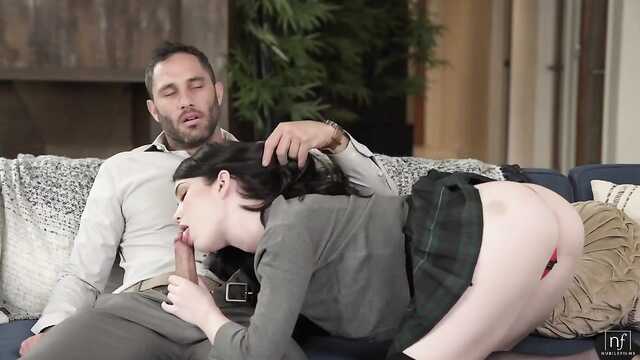 Студентка: Юбочка и секс на диване.