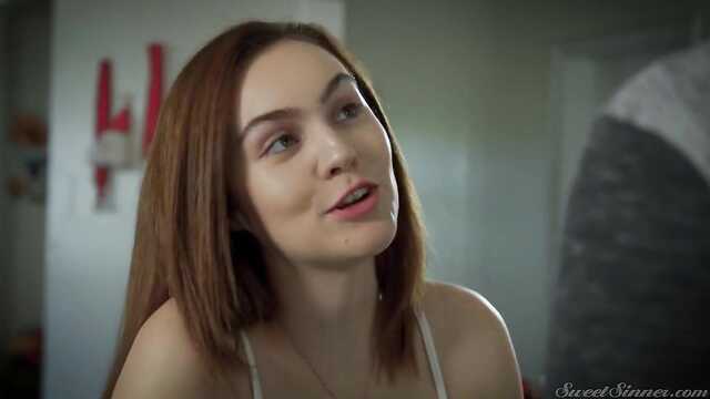 Na łóżku delikatnie oderwał atrakcyjną laskę