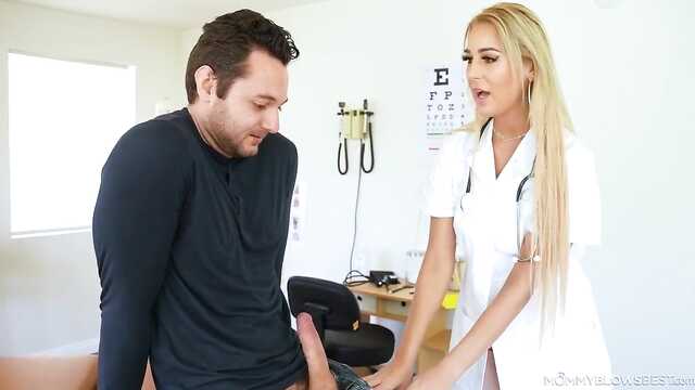 Медсестра излечила пациента с помощью соса.