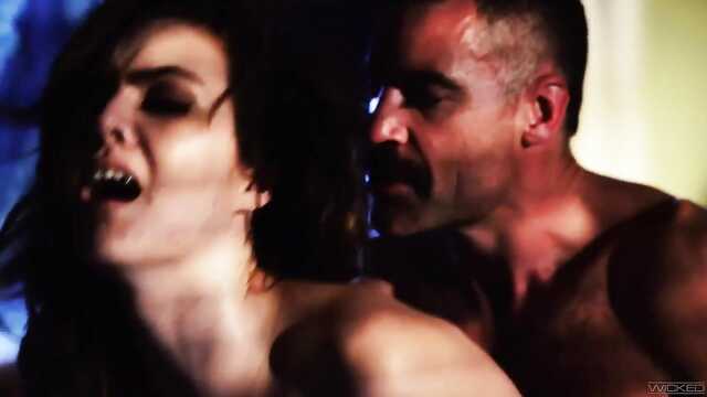 Bei Einbruch der Dunkelheit schaute der Stiefvater zu seiner Stieftochter ins Schlafzimmer