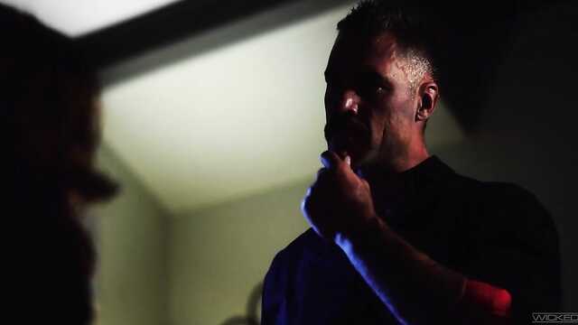 Bei Einbruch der Dunkelheit schaute der Stiefvater zu seiner Stieftochter ins Schlafzimmer