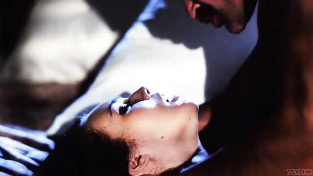 Bei Einbruch der Dunkelheit schaute der Stiefvater zu seiner Stieftochter ins Schlafzimmer