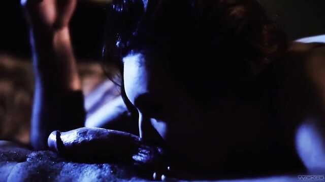 Bei Einbruch der Dunkelheit schaute der Stiefvater zu seiner Stieftochter ins Schlafzimmer